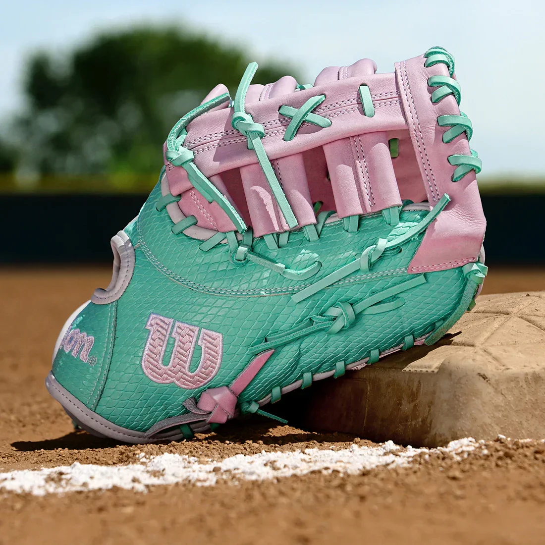 Wilson A2000 1620FPSS 12.5" Winter Collection Fastpitch First Base Mitt: WBW103949125 - Image 2