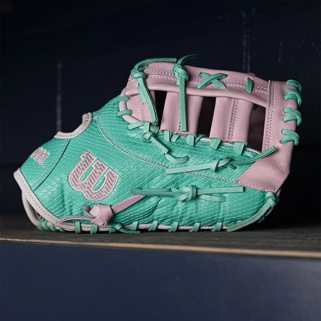 Wilson A2000 1620FPSS 12.5" Winter Collection Fastpitch First Base Mitt: WBW103949125 - Image 3