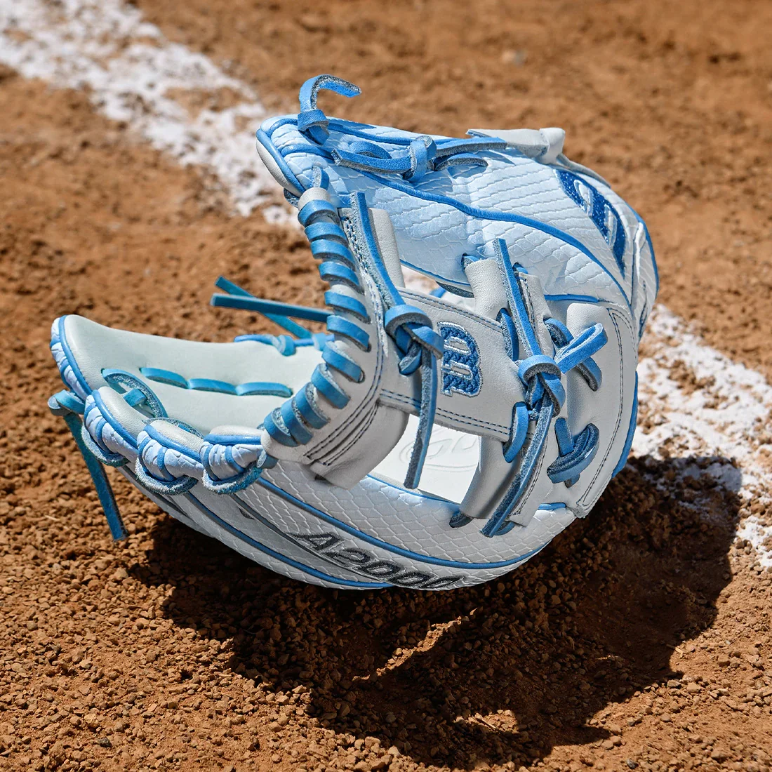 Wilson A2000 H12SS 12" Winter Collection Fastpitch Softball Glove: WBW10394612 - Image 3